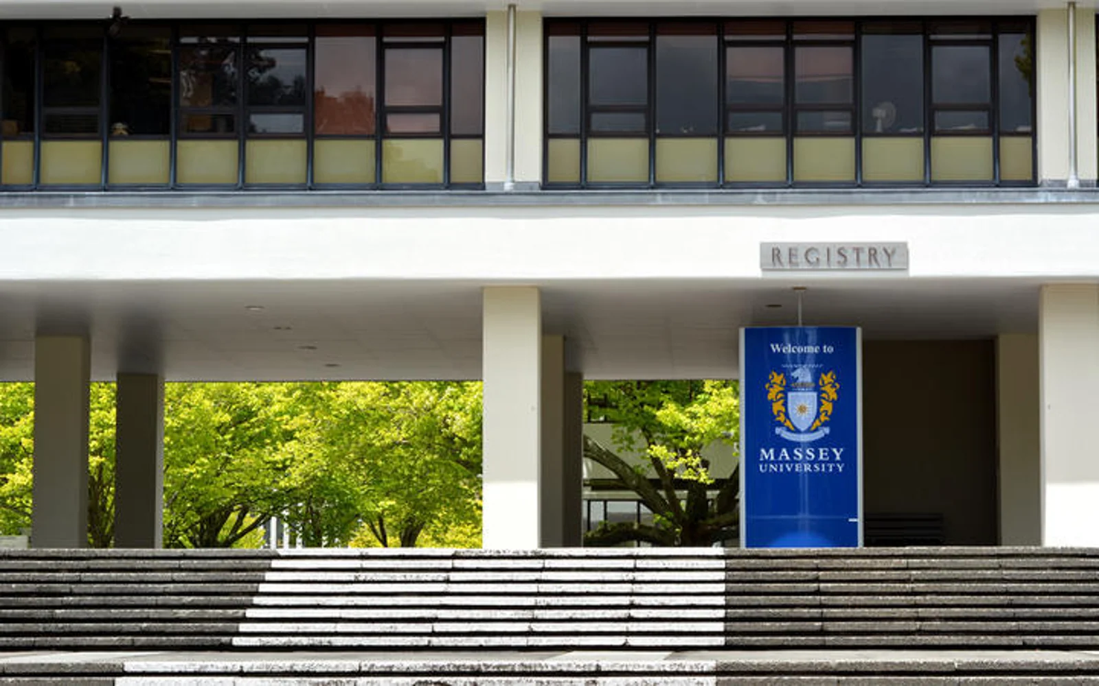 留学生不回来，这所大学撑不住了，或将裁员一百人！