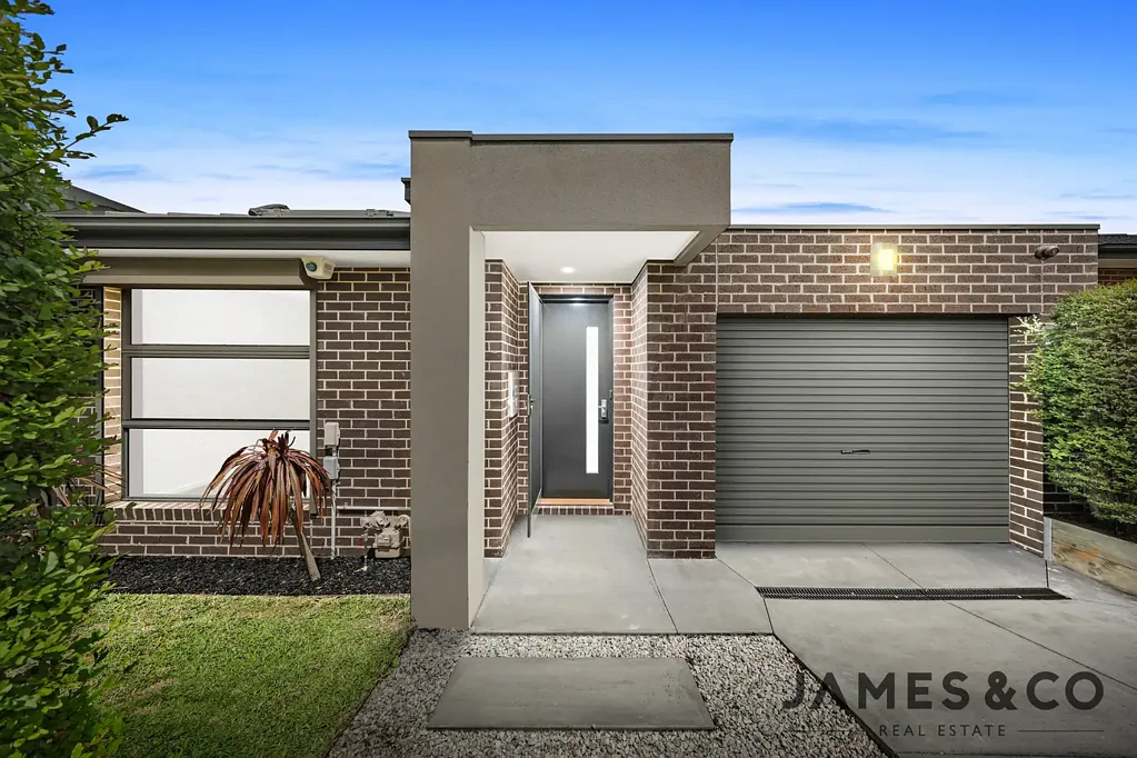 Reservoir 1房 步行便利 86路电车 147平长地块 朝北临街9.6米 私家车道 开放式起居 厨房石材台面 主卧BIR石材浴室 西向后院娱乐 超大单车库 分体冷暖 安防太阳能 NO BODY CORP FEES, NO SHARED DRIVEWAY!