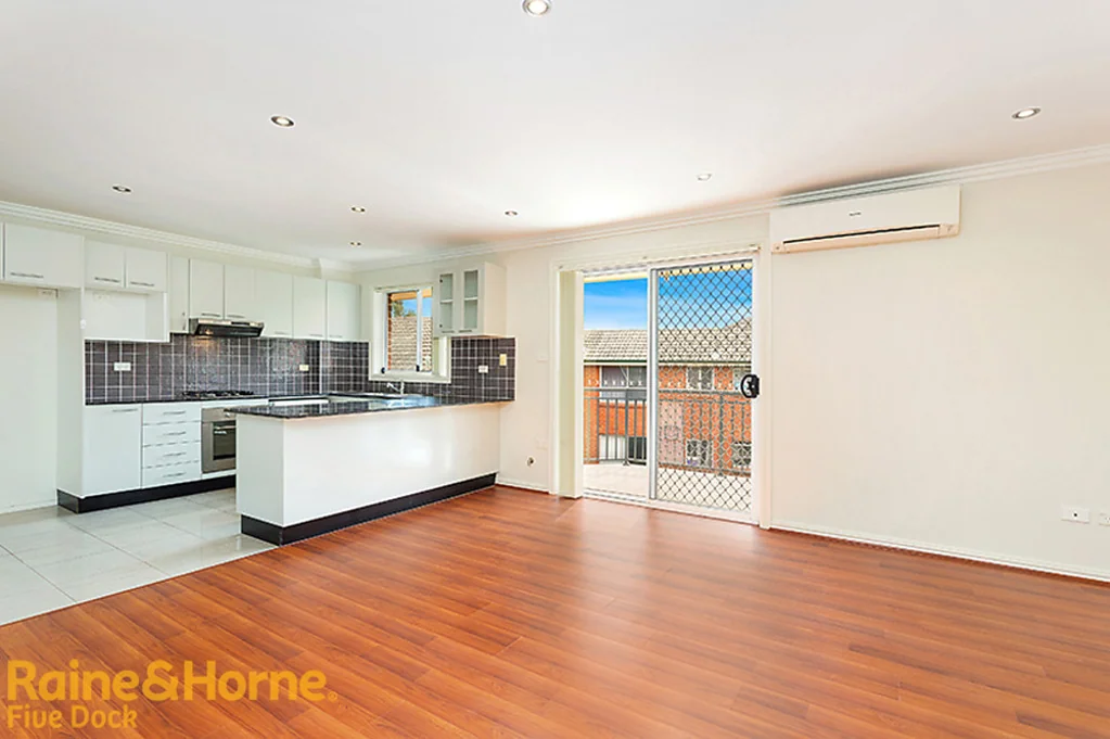 Modern Top-Floor 2-Bedroom Apartment - Conveniently Located