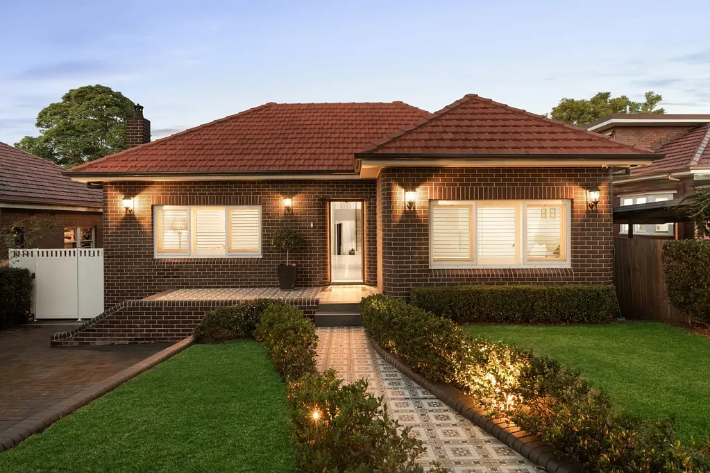 Strathfield 5غرفة نوم Opulent Luxury Residence Showcasing a Resort-Style Entertainer's Paradise