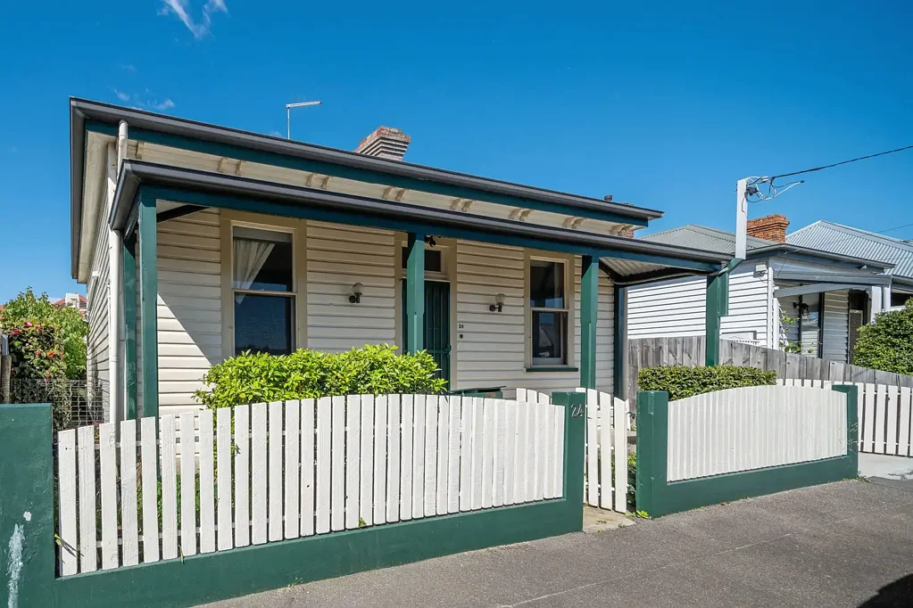 Invermay 3ਬੈੱਡਰੂਮ Character Home with Studio and Courtyard Appeal