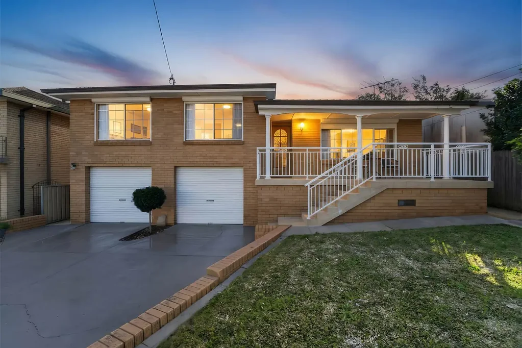 Greenacre 3房 园艺精美的住宅，占地 581.7 平方米，位于一条死胡同内，具有双拼别墅开发潜力 Beautifully landscaped home with duplex site potential set within a cul-de-sac on a 581.7sqm parcel