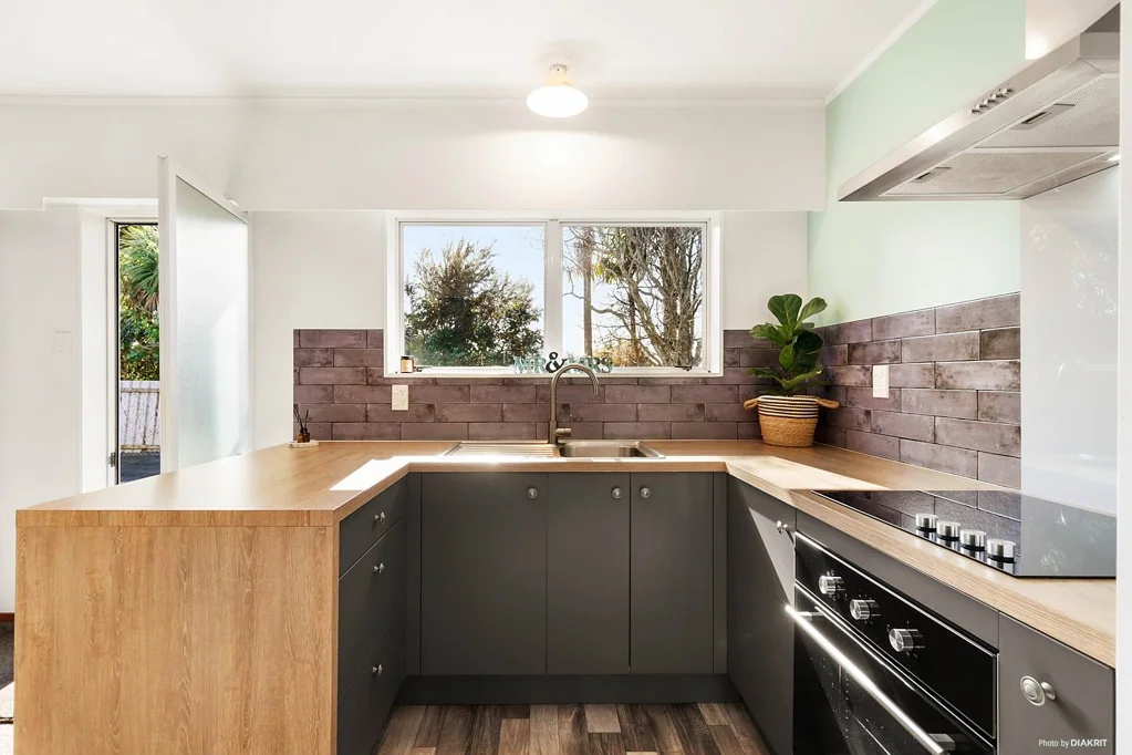 Waiuku 2 Slaapkamer Tidy Brick Unit in Prime Location