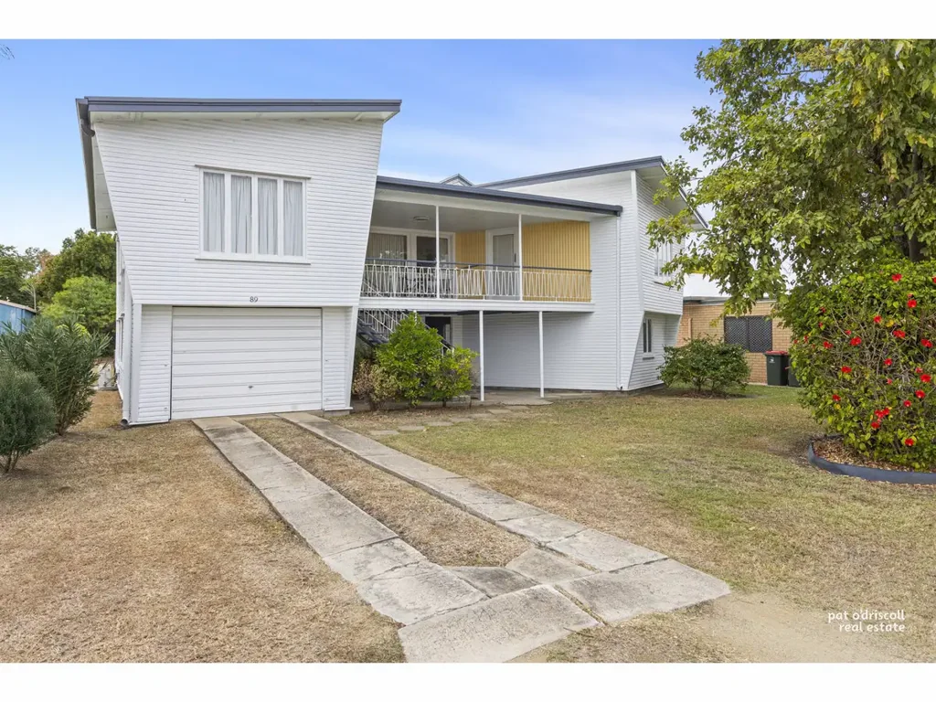 West Rockhampton 4ห้องนอน Spacious Family Home Packed with Potential in a Prime Location