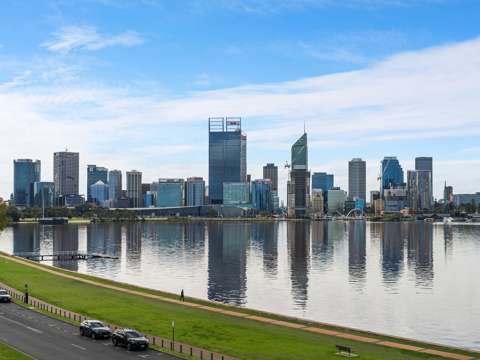 3 BEDROOM, 2 BATHROOM AMAZING VIEWS OF THE RIVER AND CITY.
