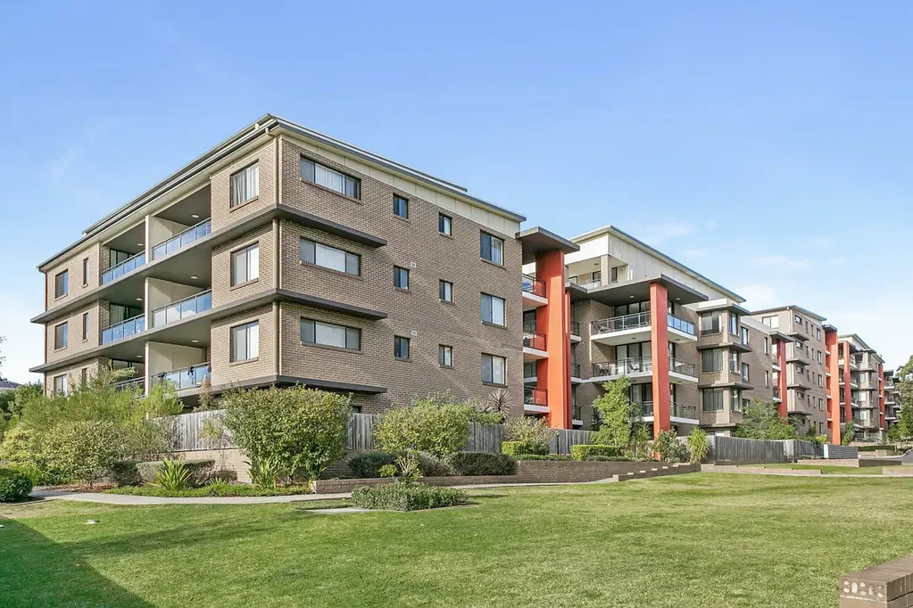 Stylish Top-Floor Apartment with Study Nook & Metro Convenience