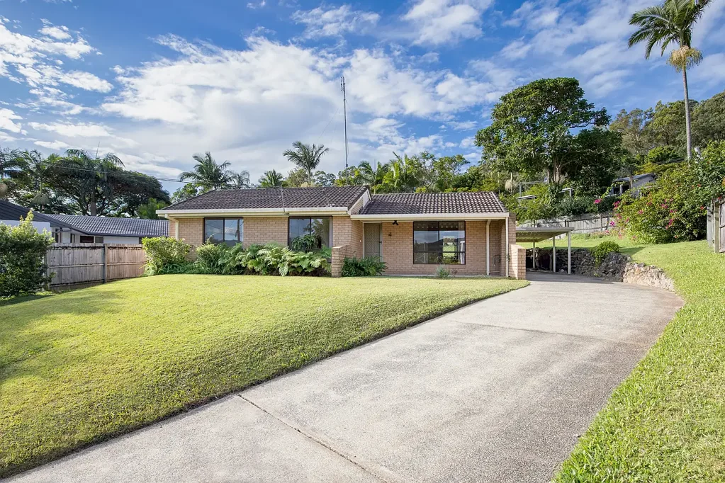 Mudgeeraba 3غرفة نوم Original Brick Home on a Spacious Block – First Time on the Market in 38 Years!
