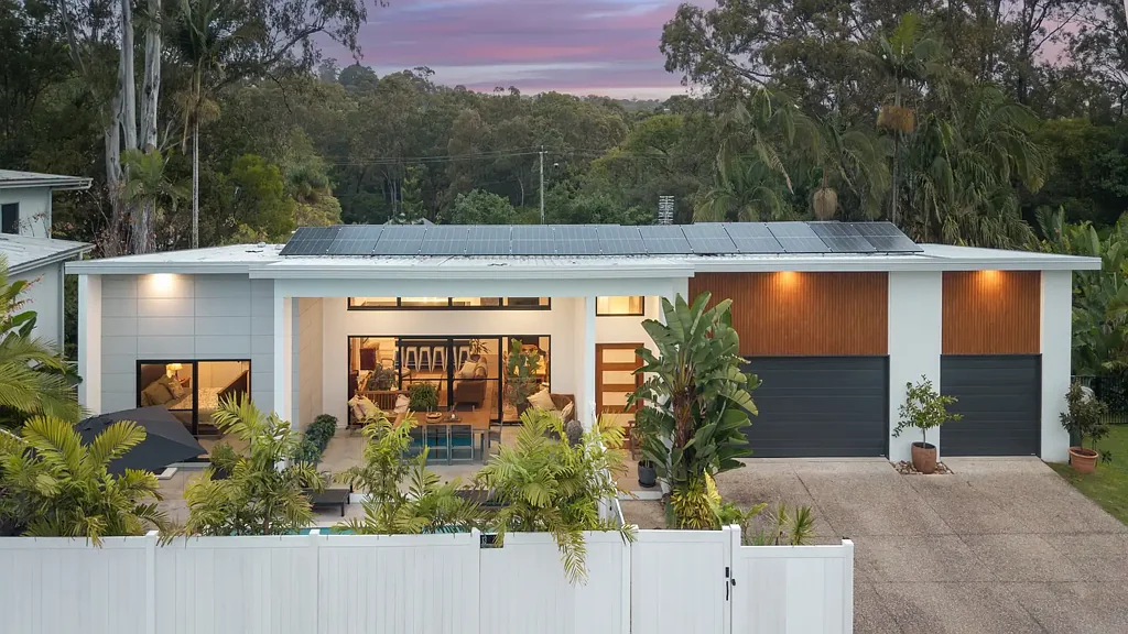 Buderim 4Zimmer Private Gated Sanctuary on 1,341m2 Allotment Featuring Pool & 3-Car Garage!