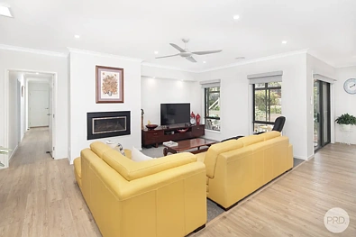 लिविंग रूम - 8 McManus Drive, Mount Pleasant, VIC 3350