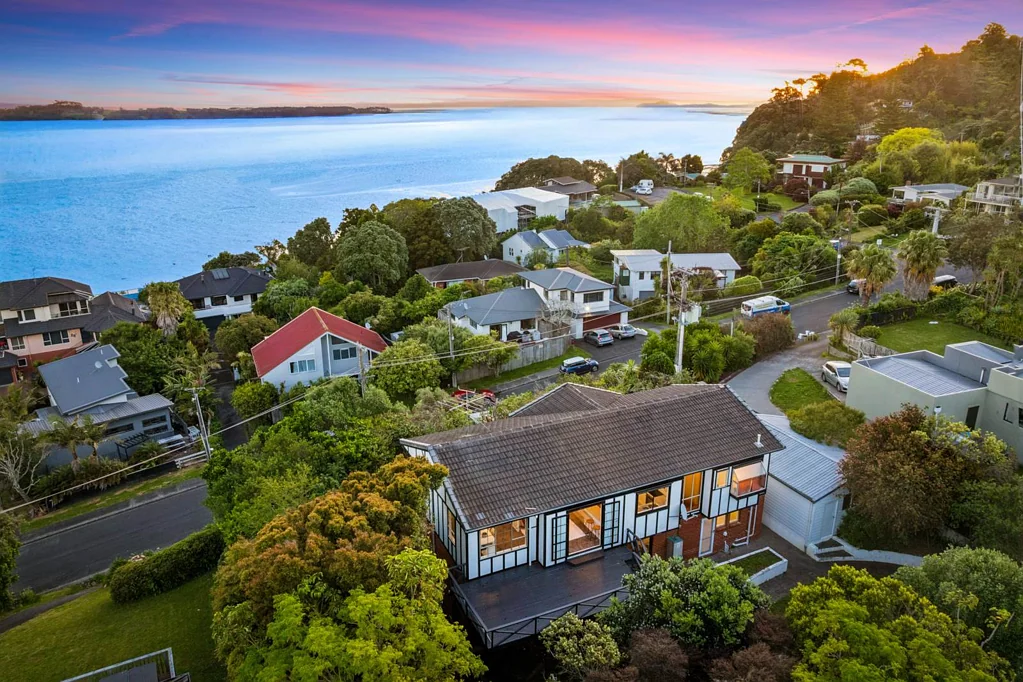 Hillsborough 4 Slaapkamer Timeless Tudor Charm with Sea Views & Subdivis...