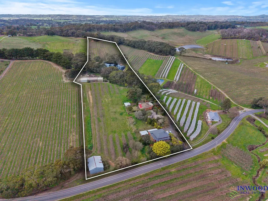 Lenswood 6બેડરૂમ Rare dual home country holding (4.05 Ha), gorgeous Lenswood. Large sheds, dam with water licence. Your country estate awaits. Offers by 2nd Oct (USP).