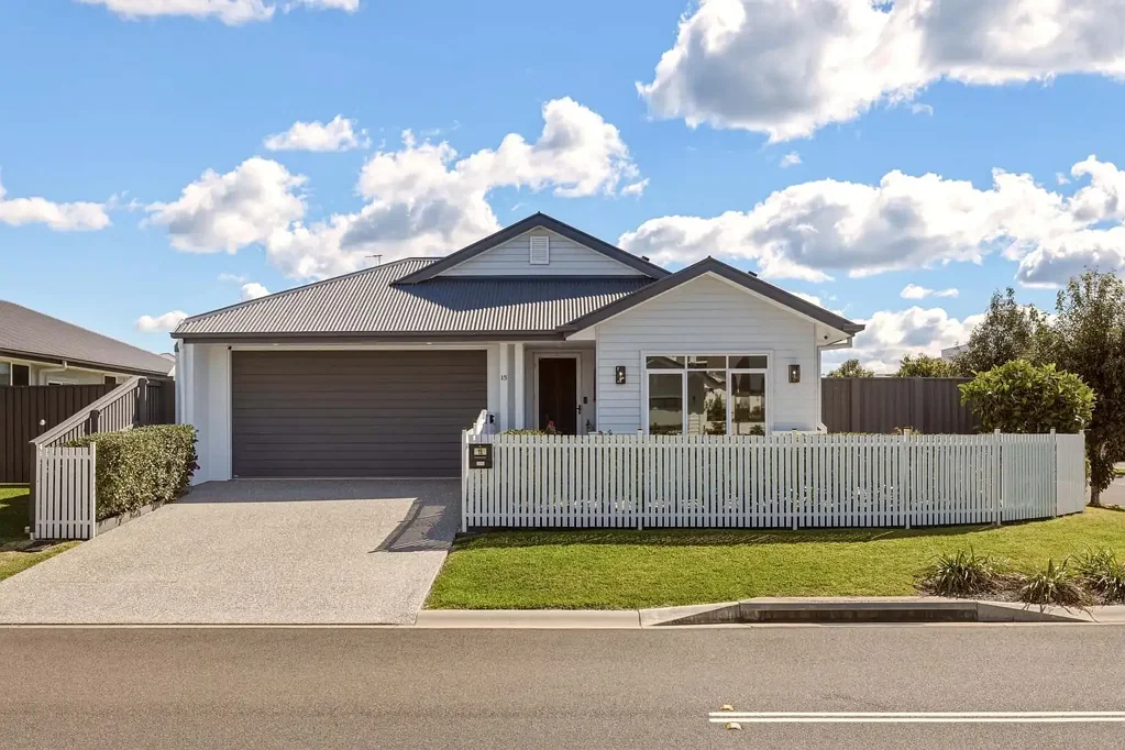 Newport 4房 珍贵湖畔区域的优雅单层生活 ELEGANT SINGLE-LEVEL LIVING IN PRIZED LAKESIDE POCKET