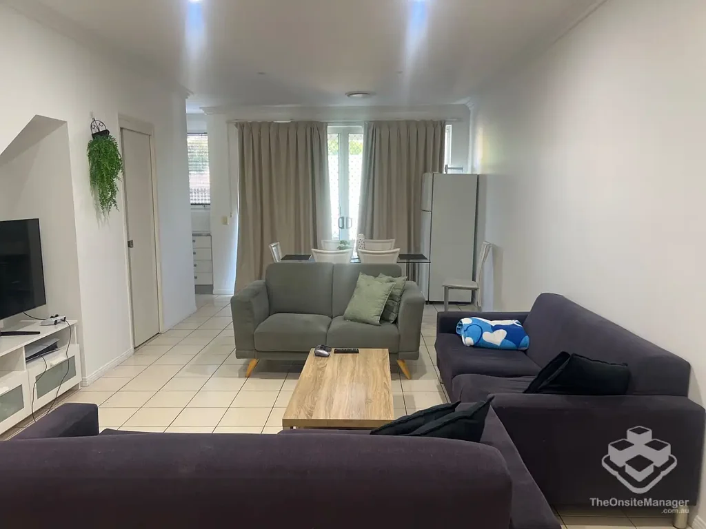 Newly Painted Townhouse, Ducted air condition & Prime Location!
