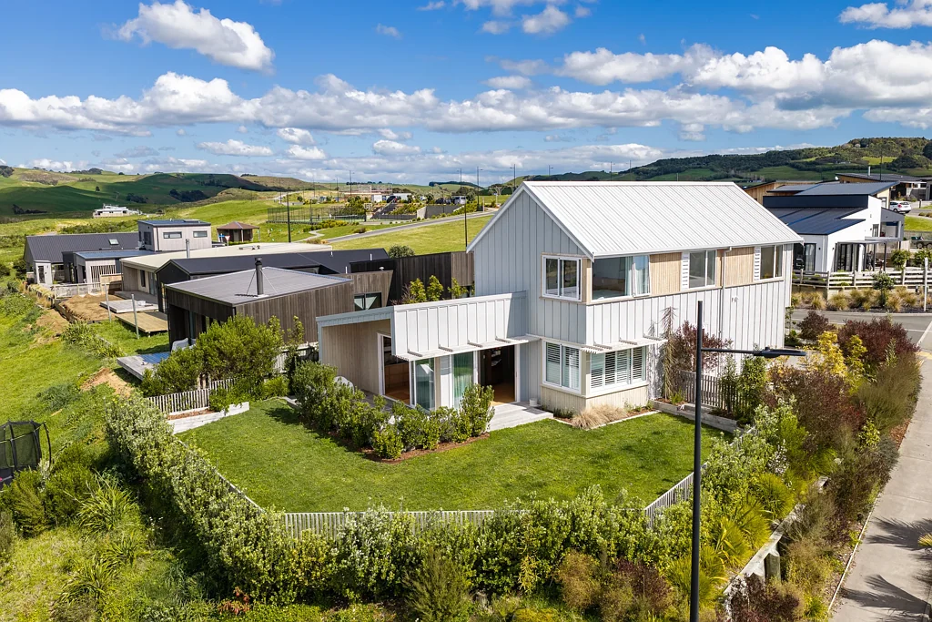 Raglan 3Kwarto Immaculate home- views and stylish family living.