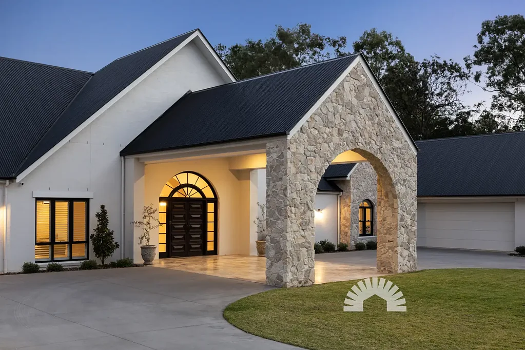 Morayfield 6Zimmer A celebration of architectural excellence, where a monumental stone arch sets the tone for unparalleled luxury.