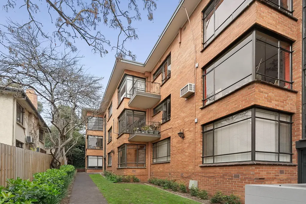 Toorak 1房 全景观景顶层 四面采光卓越 现代厨房升级 安全私密社区 便捷Toorak生活 Contemporary Top-Floor Apartment with North, East, South & West Views
