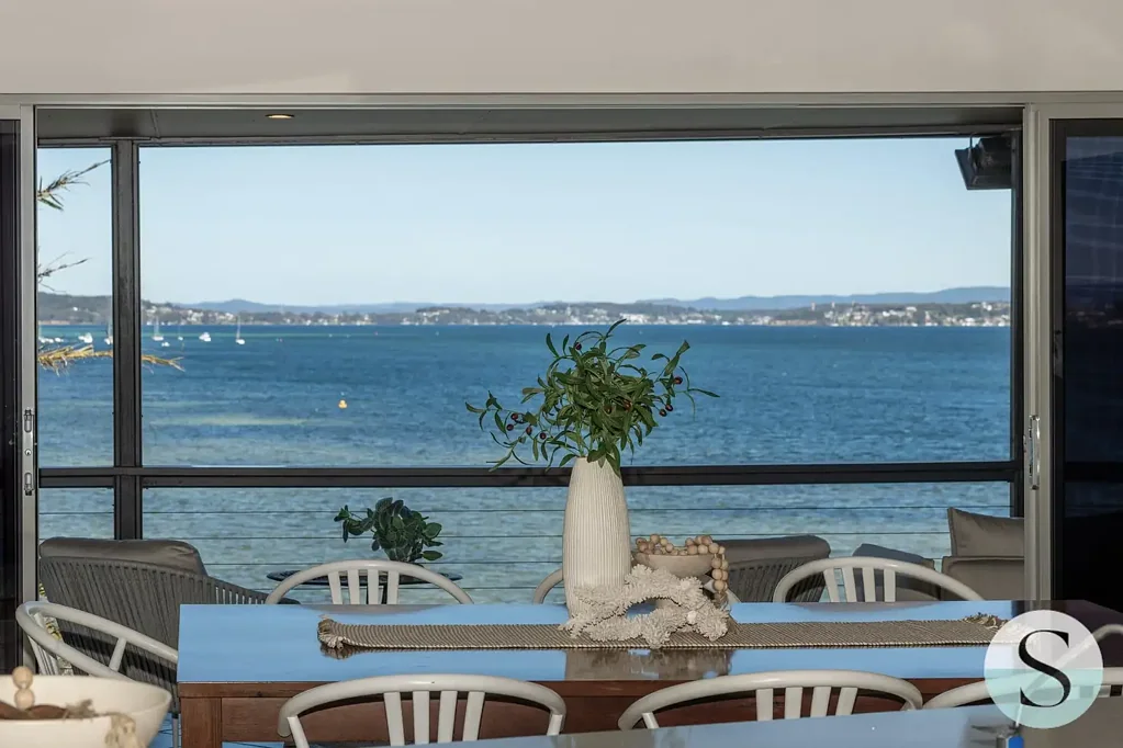 Belmont 5 Slaapkamer SET DATE SALE - Best Offers On Or Before July 18th at 5pm - Exclusive Waterfront & Generational Home