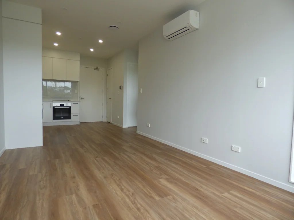 Spacious 1 Bedroom Apartment. with Carpark