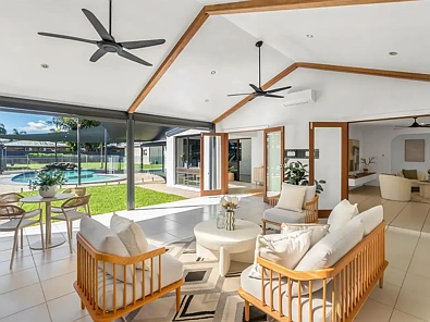 Whitfield 5Habitaciones Private Family Oasis in Exclusive Whitfield - 1,301m², Pool, Shed Conversion + No Rear Neighbours