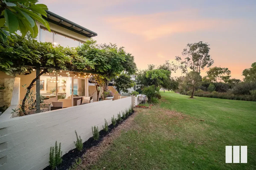 South Perth 3침실 Offers closing 27 May 2025 12pm