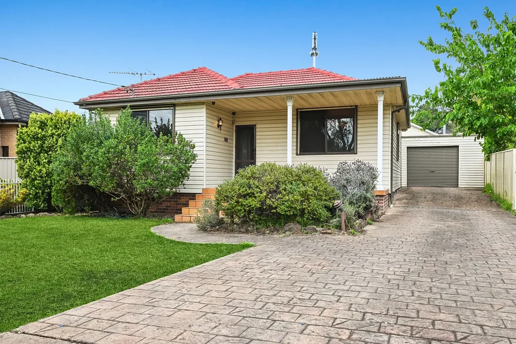 4 Bedroom Family Home with a Large Inground Swimming Pool!