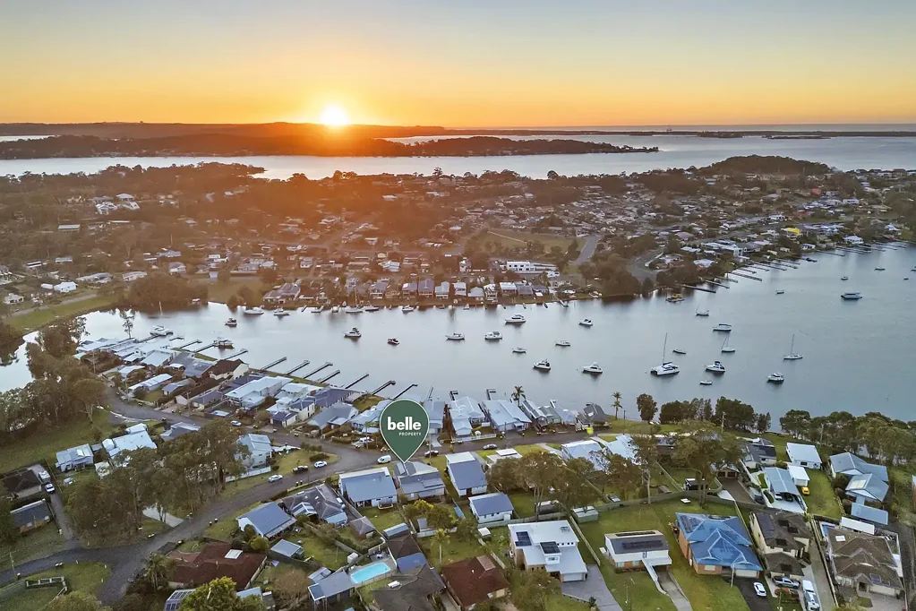 Buttaba 4房  Immaculate Family Home with Water View, 70m from Secret Bay