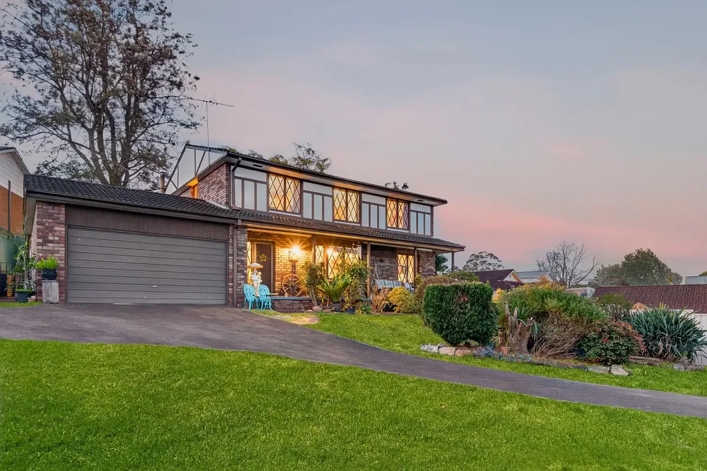 Wentworthville 4 Slaapkamer Rare 1,222 Sqm Private Gated Haven With Parramatta Views