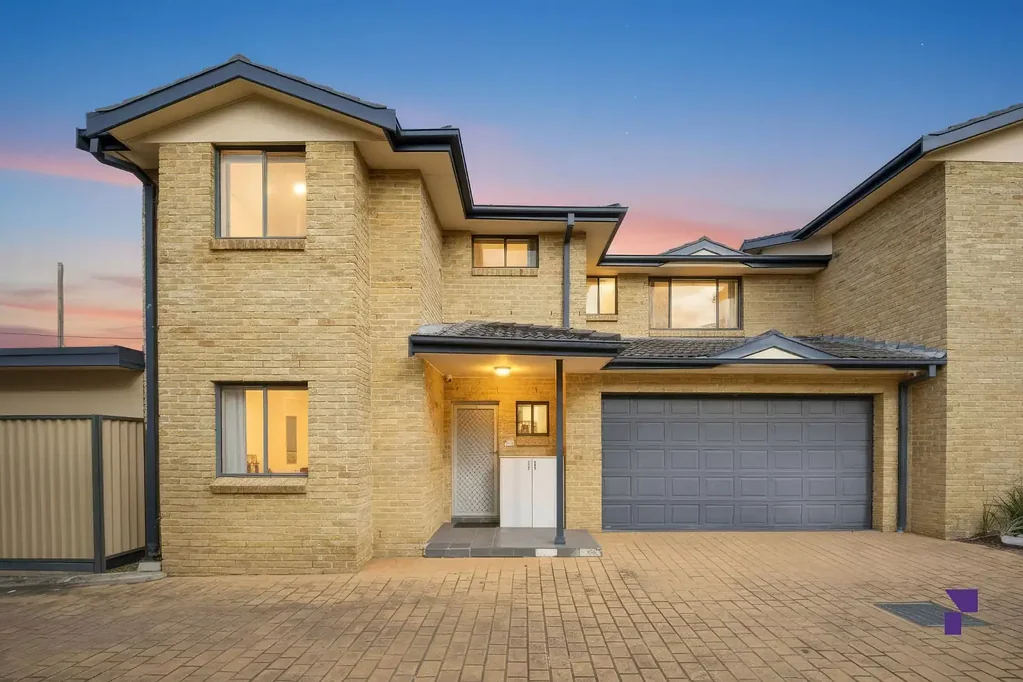 South Granville 4غرفة نوم Full-brick north-facing townhouse enjoys a front corner position
