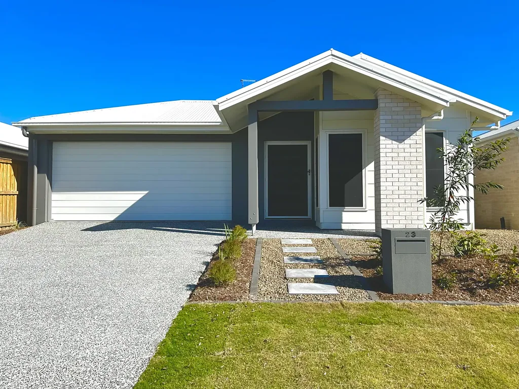 BRAND NEW MODERN HOME WITH SOLAR & EFFORTLESS FAMLY LIVING