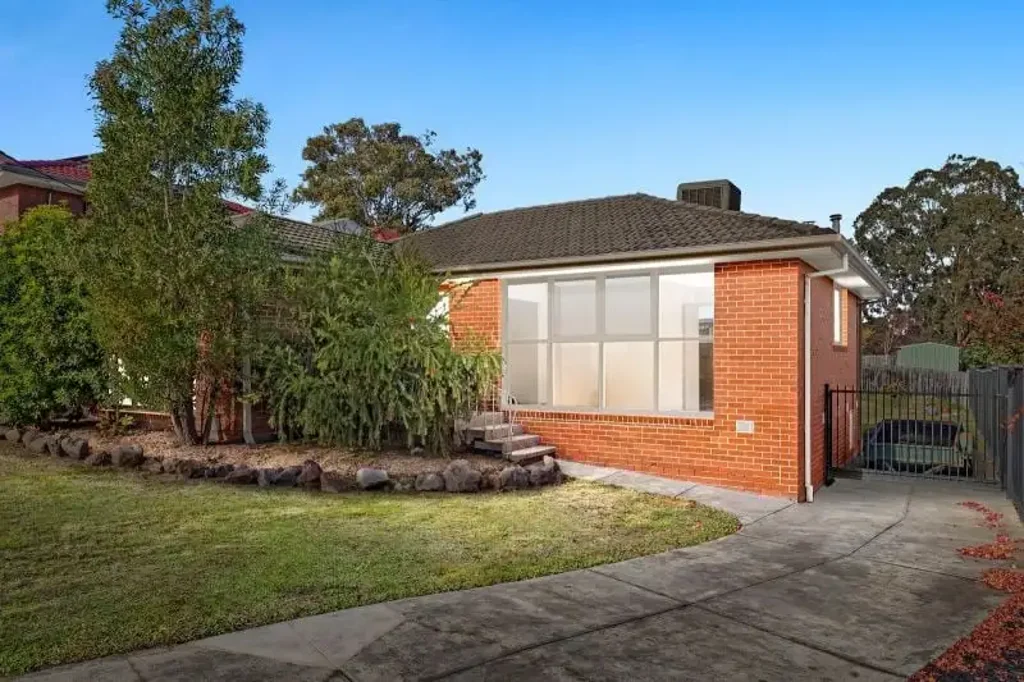 Burwood East 3房 机会难得！585平方米地块，3卧室砖房，暖气蒸发冷却，地理位置优越，步行至购物中心学校，立即行动，致电获取更多信息！ READY FOR AN EXCITING NEW FUTURE