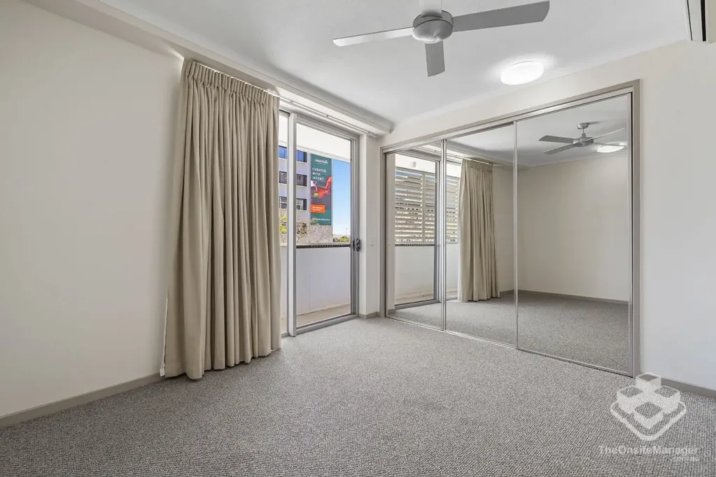 Stylish apartment new carpets, quality & new appliances
