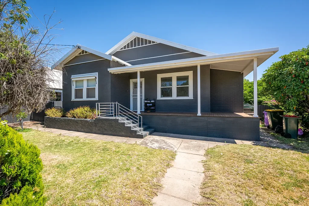 Nhill 3房  Convenient Central Living!
