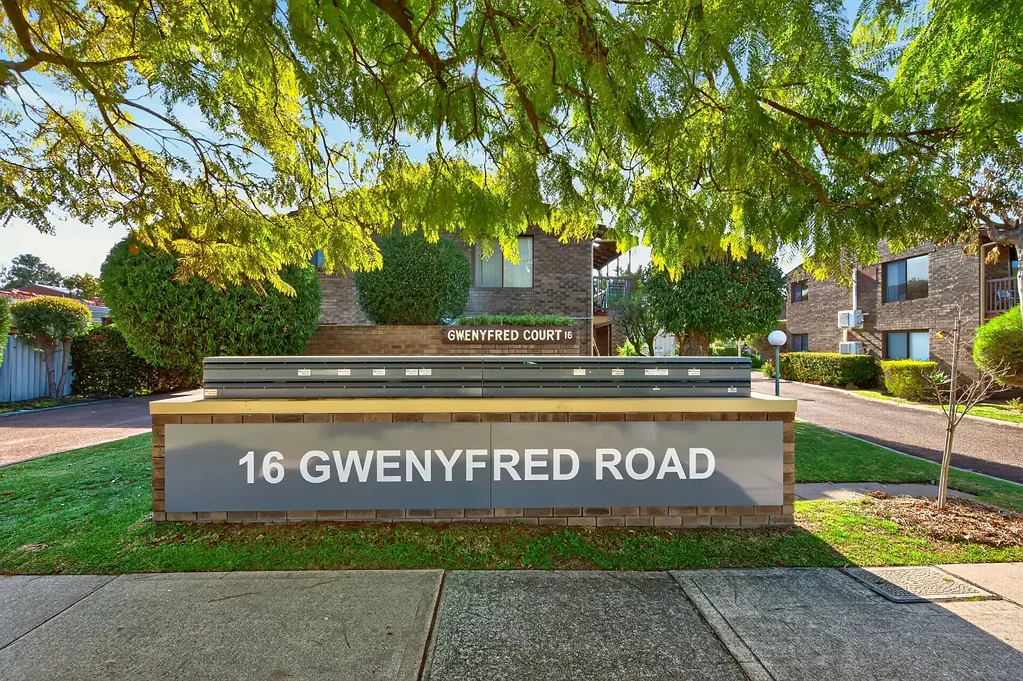 UNFURNISHED 2 BEDROOM