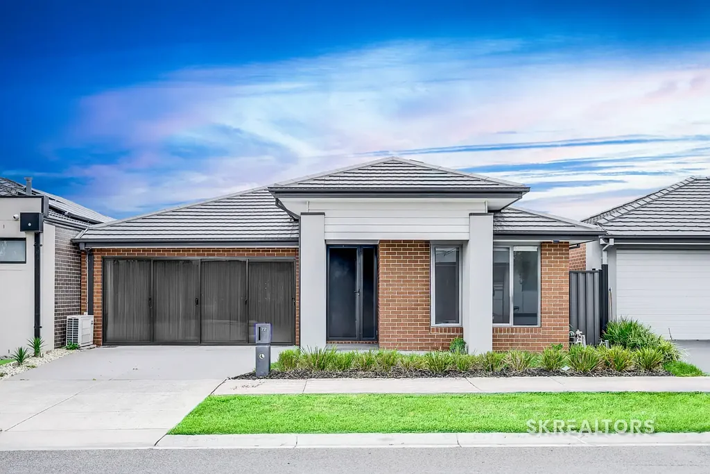 Modern Living  Next To Craigieburn Village Shopping Centre