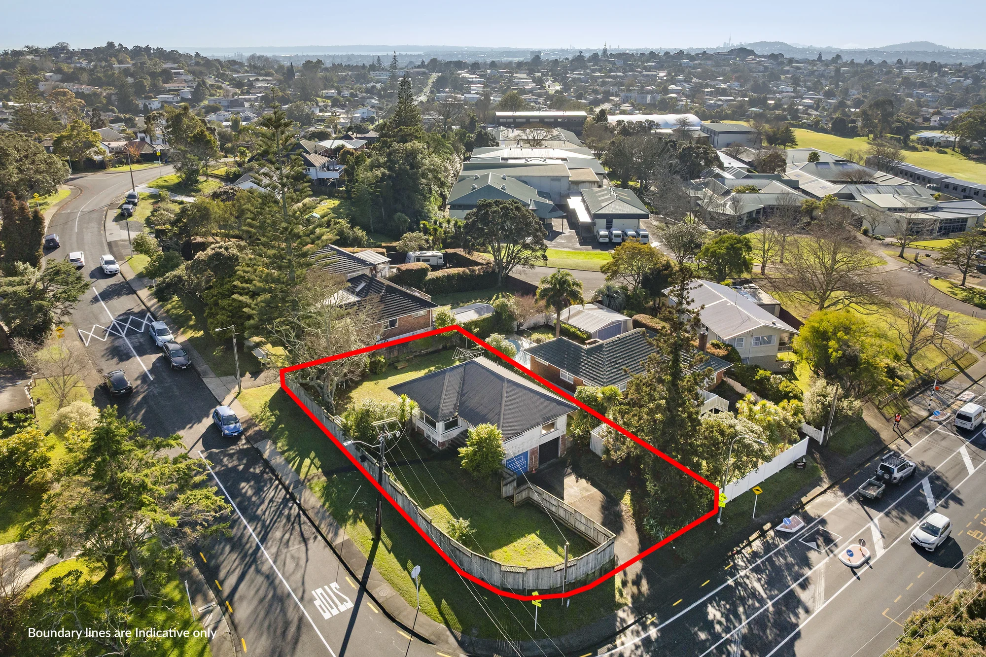 Titirangi 3房  Corner site do-up on 688m2