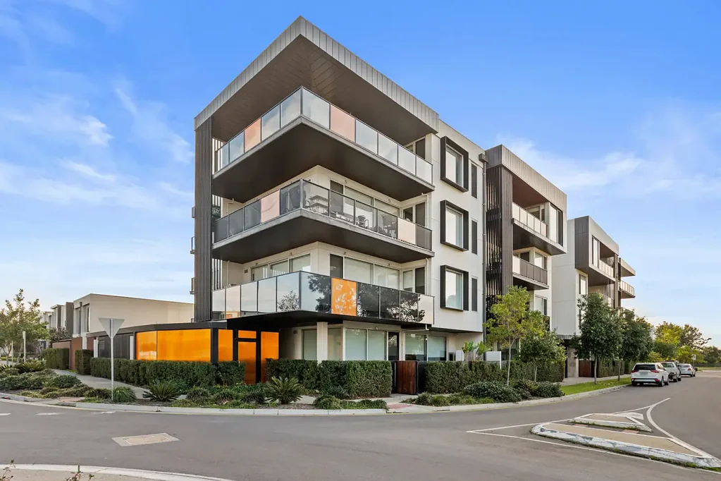 West Lakes 2 Slaapkamer Lock-up and leave Penthouse Living in the Heart of West Lakes
