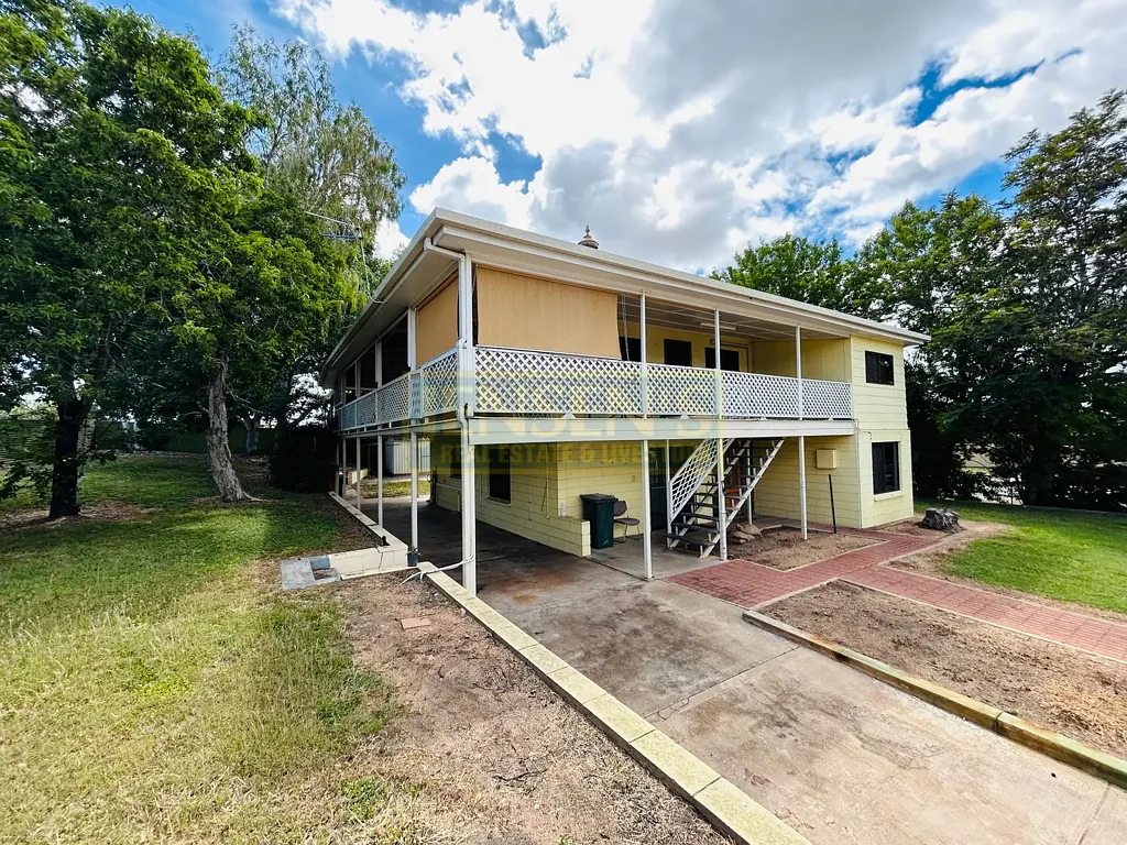 Charters Towers City 3房  Queensland charm with this  double-story home on 1,146m2 corner allotment