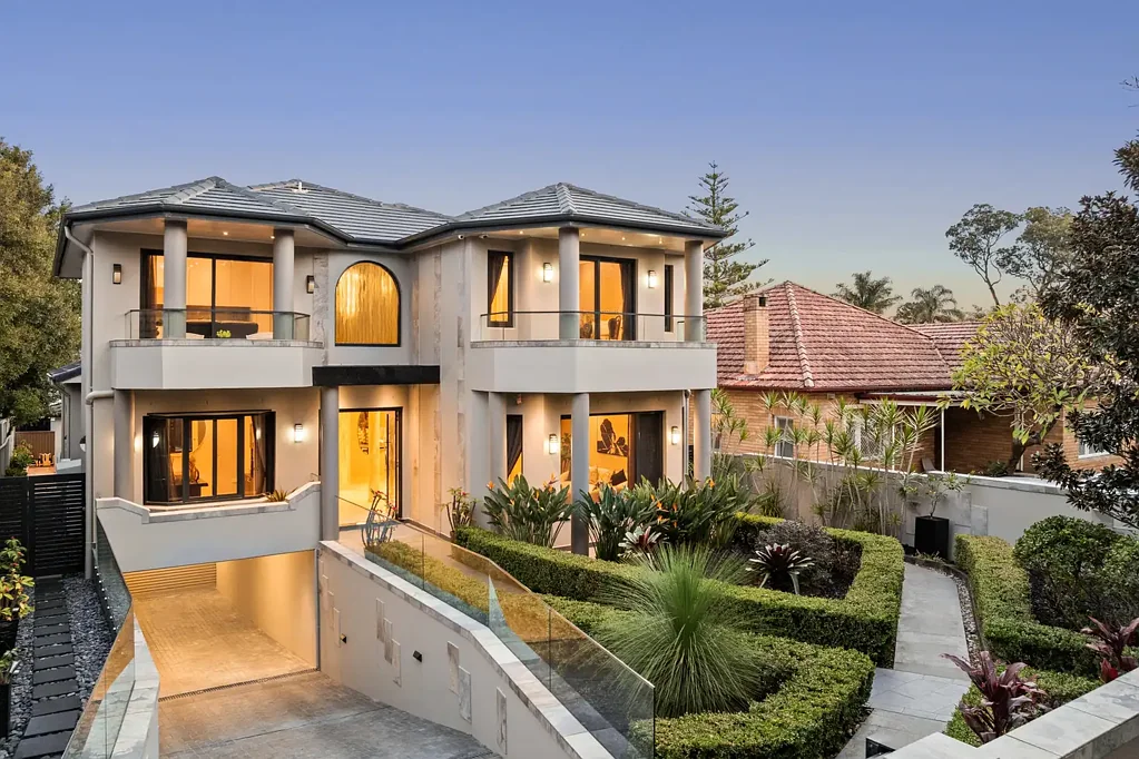 Strathfield 6房 蓝带社区 优雅装修 大型娱乐 宽敞生活区 定制楼梯 遮蔽泳池 池畔工作室 六卧主套步入式衣帽间 风管空调 电梯 五车车库 近车站/Plaza Grand family luxury in blue-ribbon Strathfield pocket