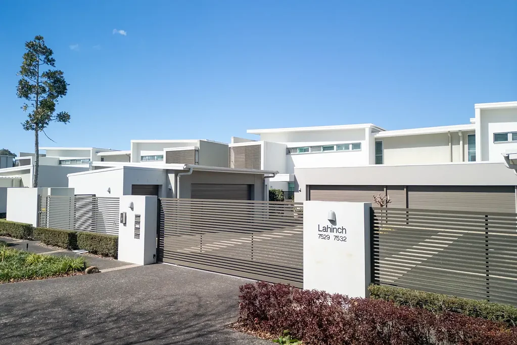 Hope Island 3房  Luxury lakeside apartment overlooking the Golf Course!