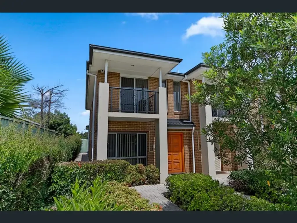 Charming 3 Bedroom Residence: Prime Location - Walk to Quakers Hill Train Station!!