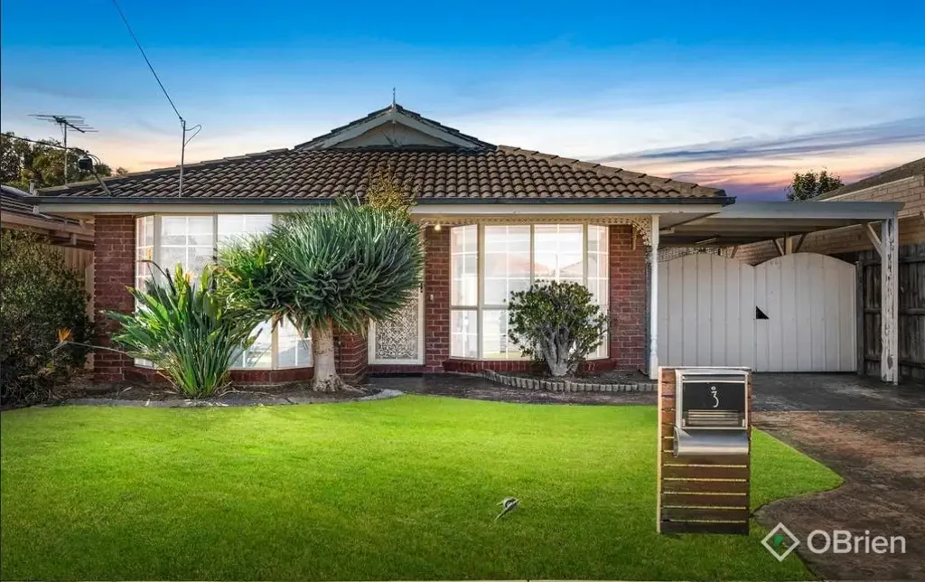 FAMILY FRIENDLY LIVING - GENEROUS SIZED INDOOR/OUTDOOR AREAS!