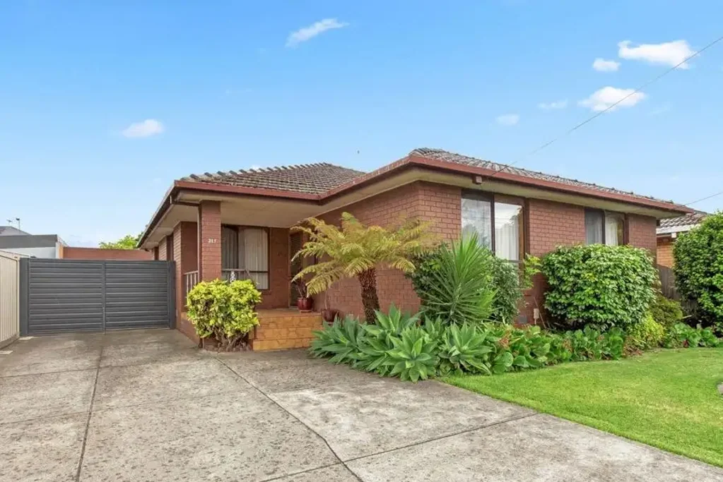 Keilor East 3બેડરૂમ SPACIOUS THREE-BEDROOM HOME IN A CONVENIENT KEILOR EAST LOCATION