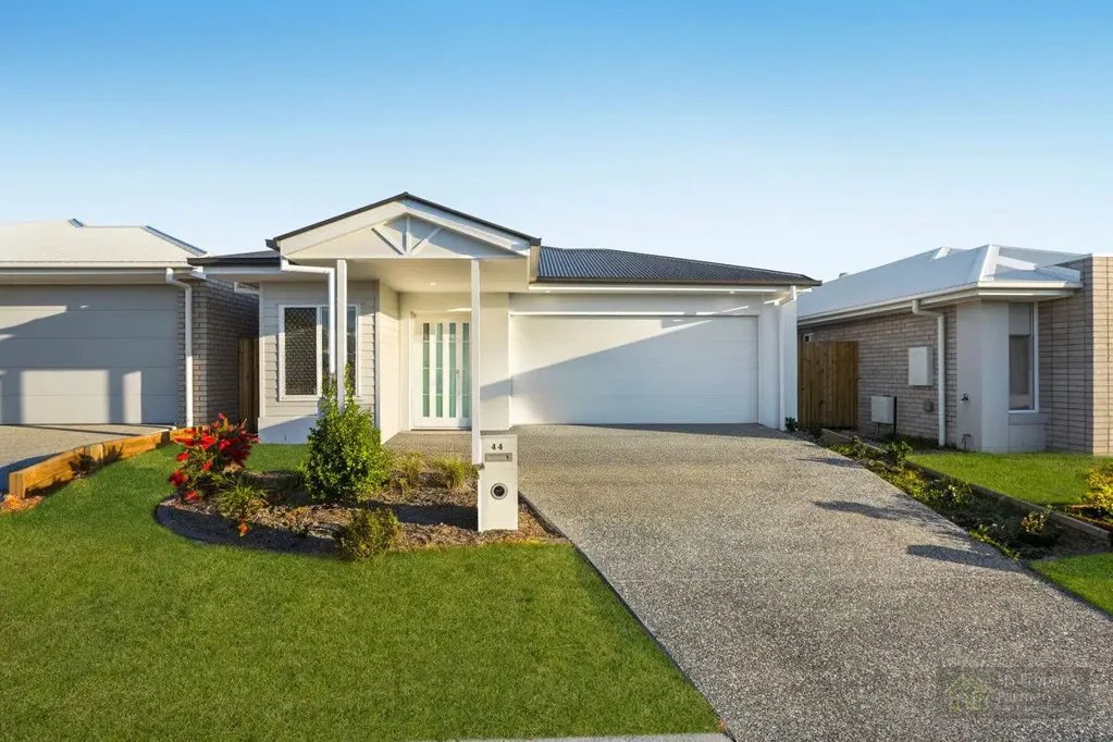 Greenbank 4ਬੈੱਡਰੂਮ Near-New Family Living in Covella Estate – By Karston Building Group