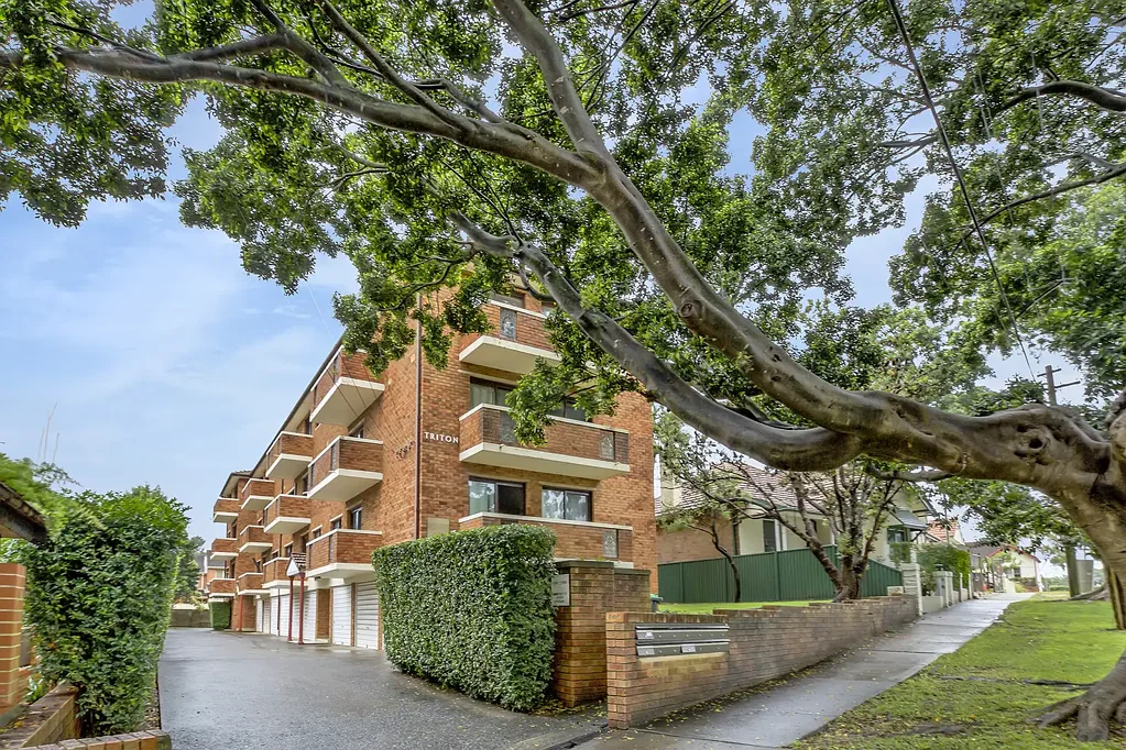 Stylish Renovated Apartment in Ultra-Convenient Locale