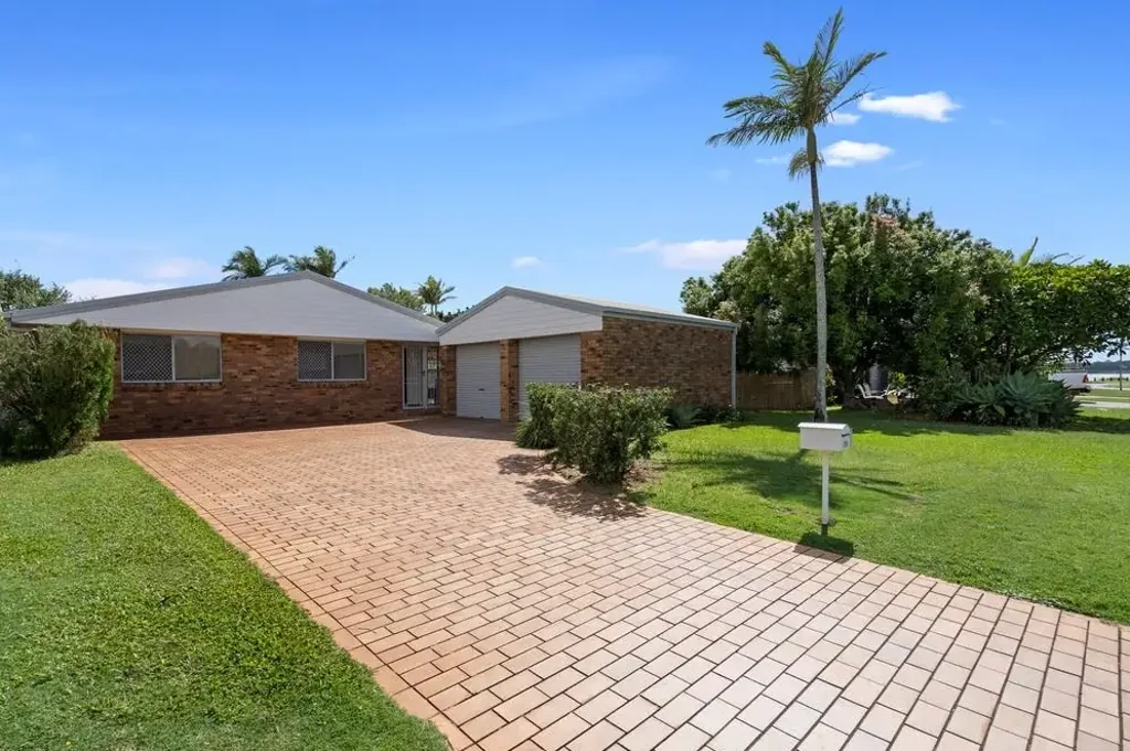 Versatile Living Near the Victoria Point Waterfront