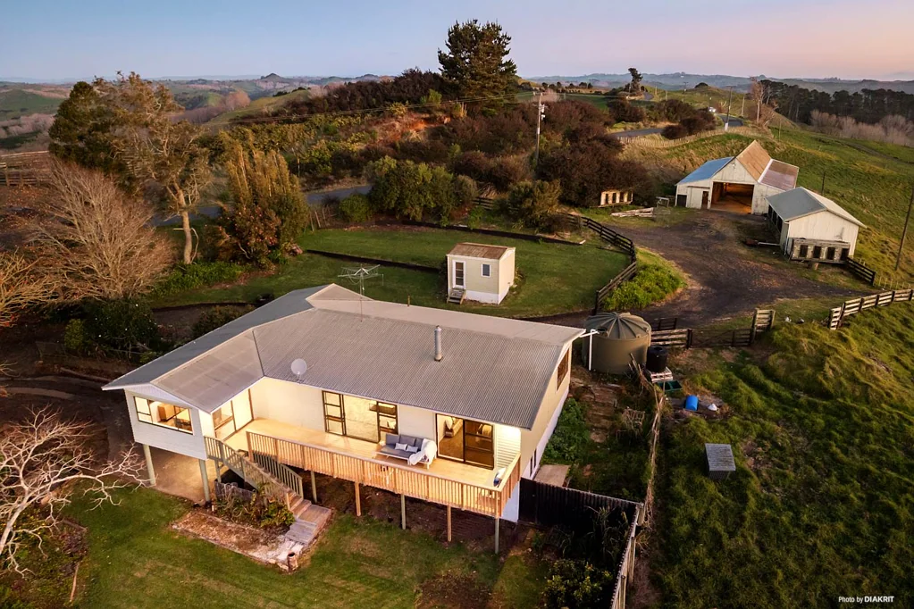 Onewhero 3બેડરૂમ RENOVATED, LARGE SHEDDING, STABLES + VIEWS!