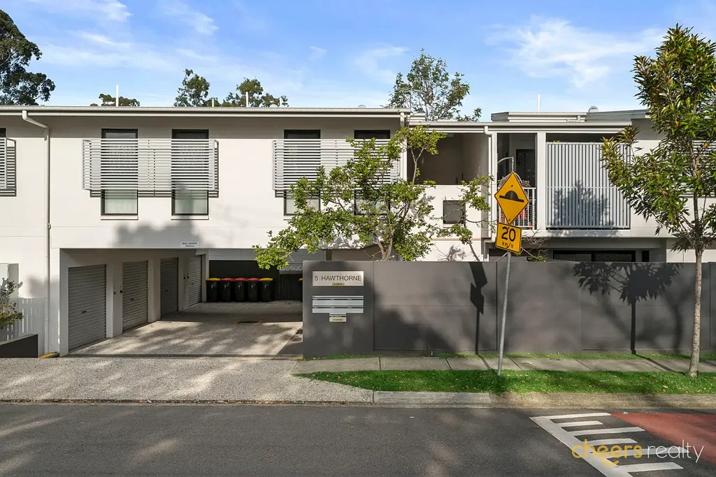 Quality Apartment with court yard in the Heart of Enoggera!