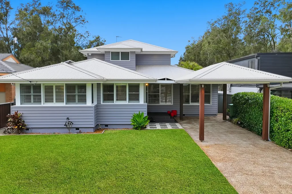 Berkeley Vale 5房  Lakeside Luxury with Space, Style & Stunning Water Views