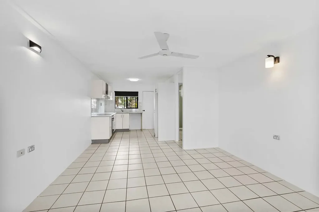 Top-floor 2 bedroom apartment close to the CBD