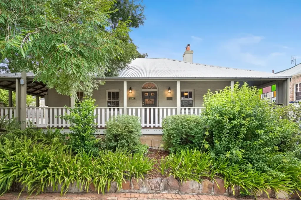 Paterson 4Zimmer Introducing this timeless treasure Circa 1826 'Noumea Cottage'